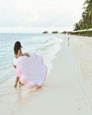 Sarah Helen Santini Uses Instagram Butler Service in Maldives Rangali Island How would you like to add “Instagram Butler” to your Hospitality CV? International Hotel School